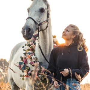 Shooting mit Pferd und Frau im Sonnenaufgang
